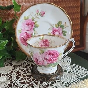 👉*VTG* ROYAL ALBERT "AMERICAN BEAUTY" FOOTED TEACUP & SAUCER SET ~GOLD TRIM